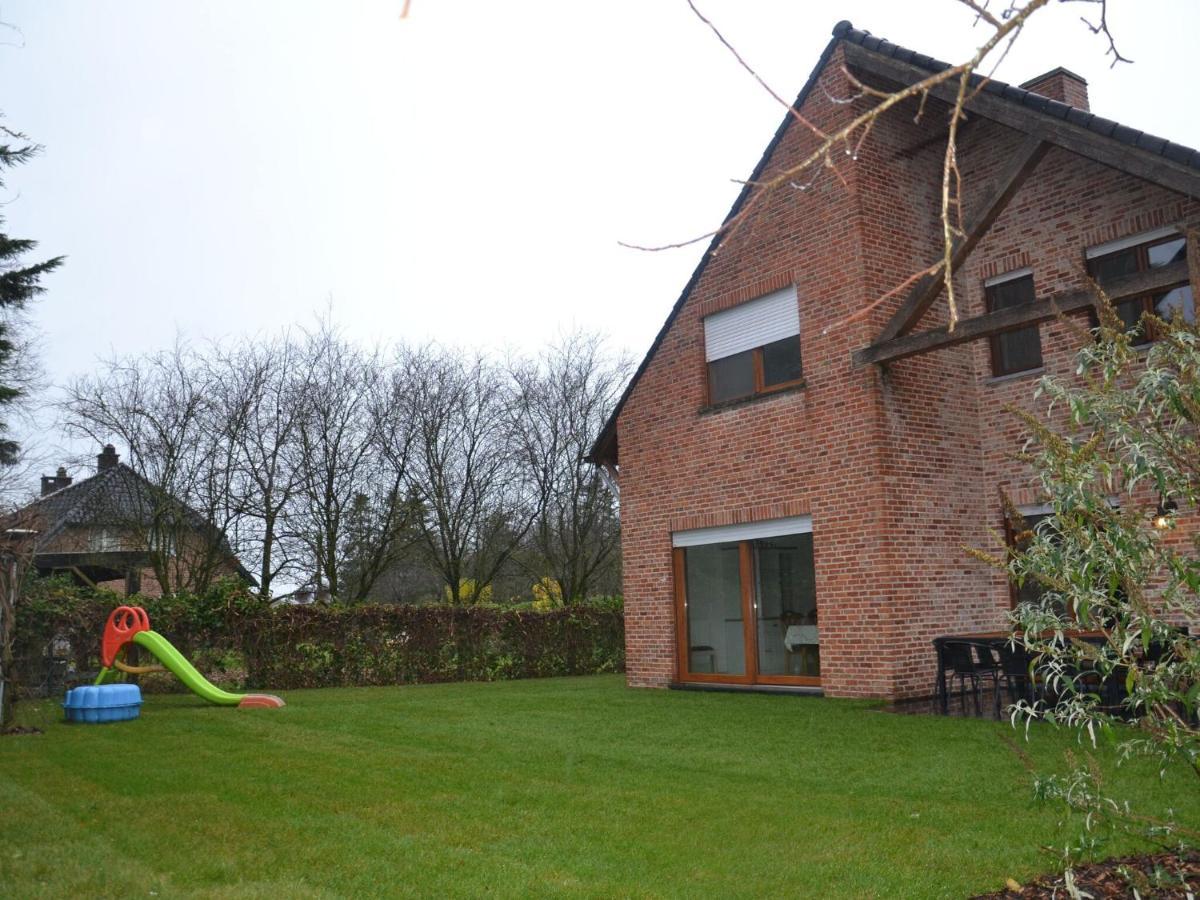 Welcoming Villa In Puivelde With Terrace Garden Barbeque Bagian luar foto